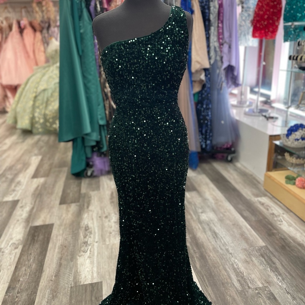 Elegant One-Shoulder Green Sequin Dress - Picture 3 of 4